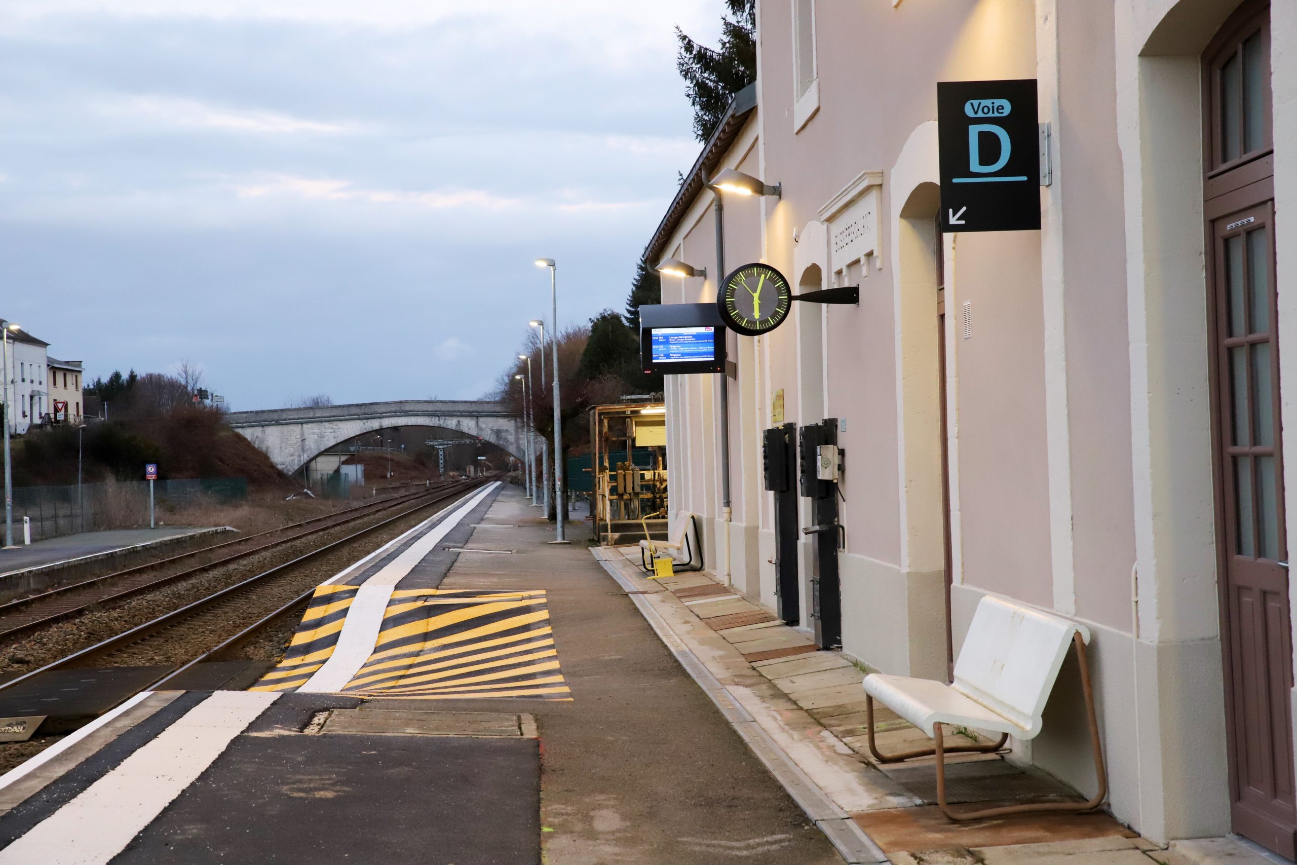 (re)-Découvrez la gare de Bussière-Galant, rafraîchie et modernisée !
