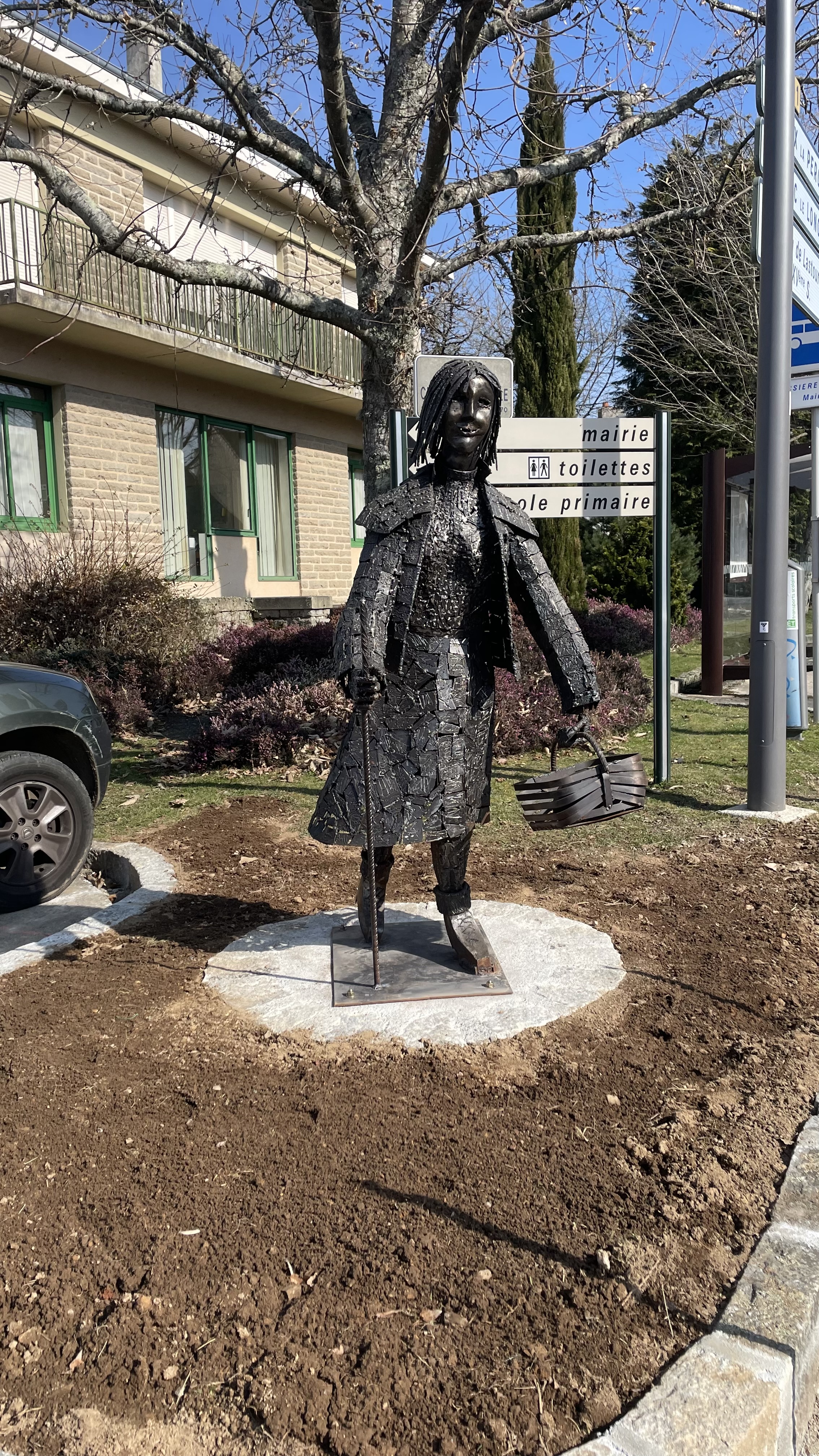 Implantation d’une sculpture de Roland Manain devant la mairie